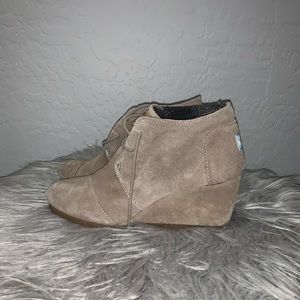 Toms tan/ beige wedge heels